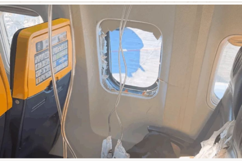 Passageiro é sugado após janela se romper em voo da Ryanair