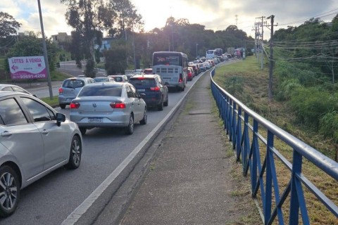 Caminhão com problema mecânico paralisa Avenida São Paulo e provoca caos no trânsito em Sorocaba