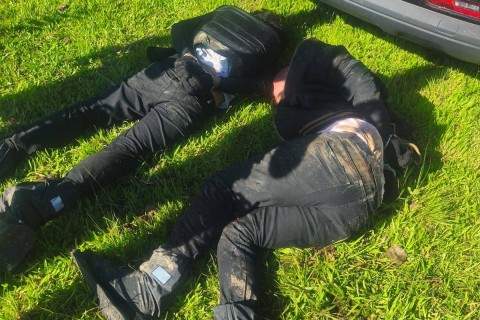 Criminosos fortemente armados com fuzis trocaram tiros com a Polícia Militar em plena Rodovia Raposo Tavares.